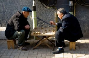 Xiangqi players by Andrzej Buryan/Wikimedia Commons (http://aburyan.com)